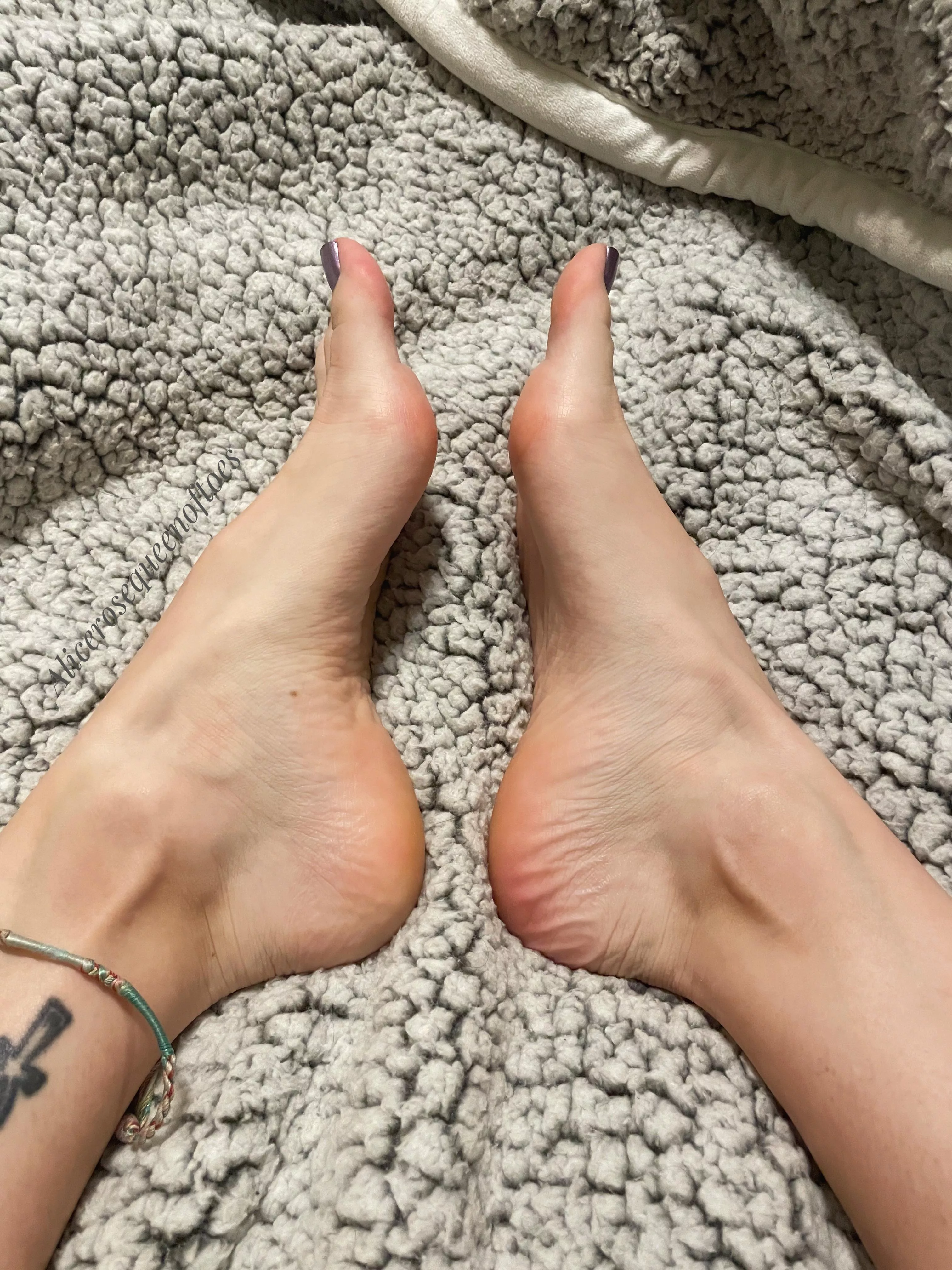 My feet appear to be missing something between them… who wants to fill the gap?😏