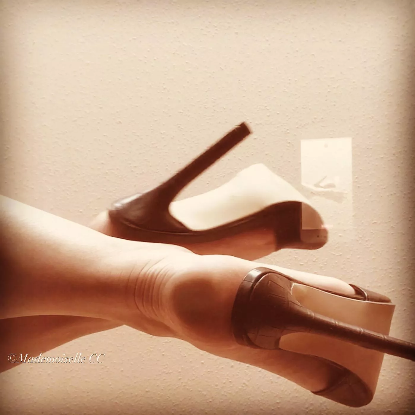 Talons hauts sur table de verre / High Heels on glass table 👣🖤