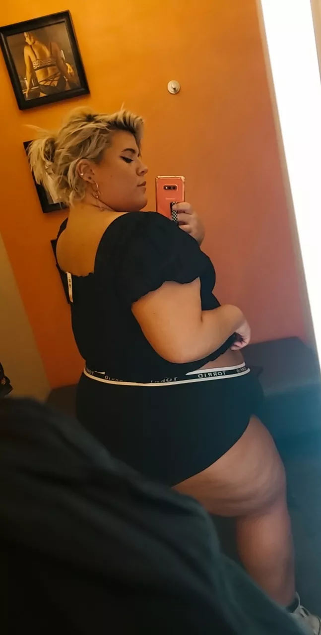 come and fuck me in this changing room..I'm craving a creampie