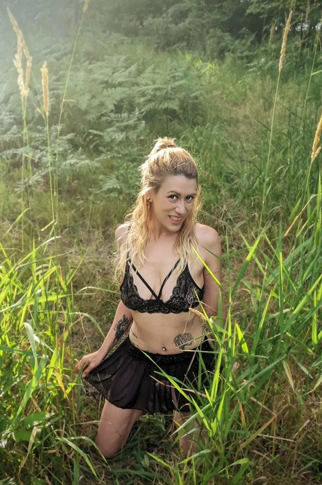 cute shy and nerdy housewife wanting to show herself to YOU 😘 Free subscription, special requests available in private discussion 🤫 Link in comments 👀👀💋