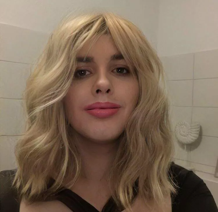 Got a date in the next minutes. You think he likes me?