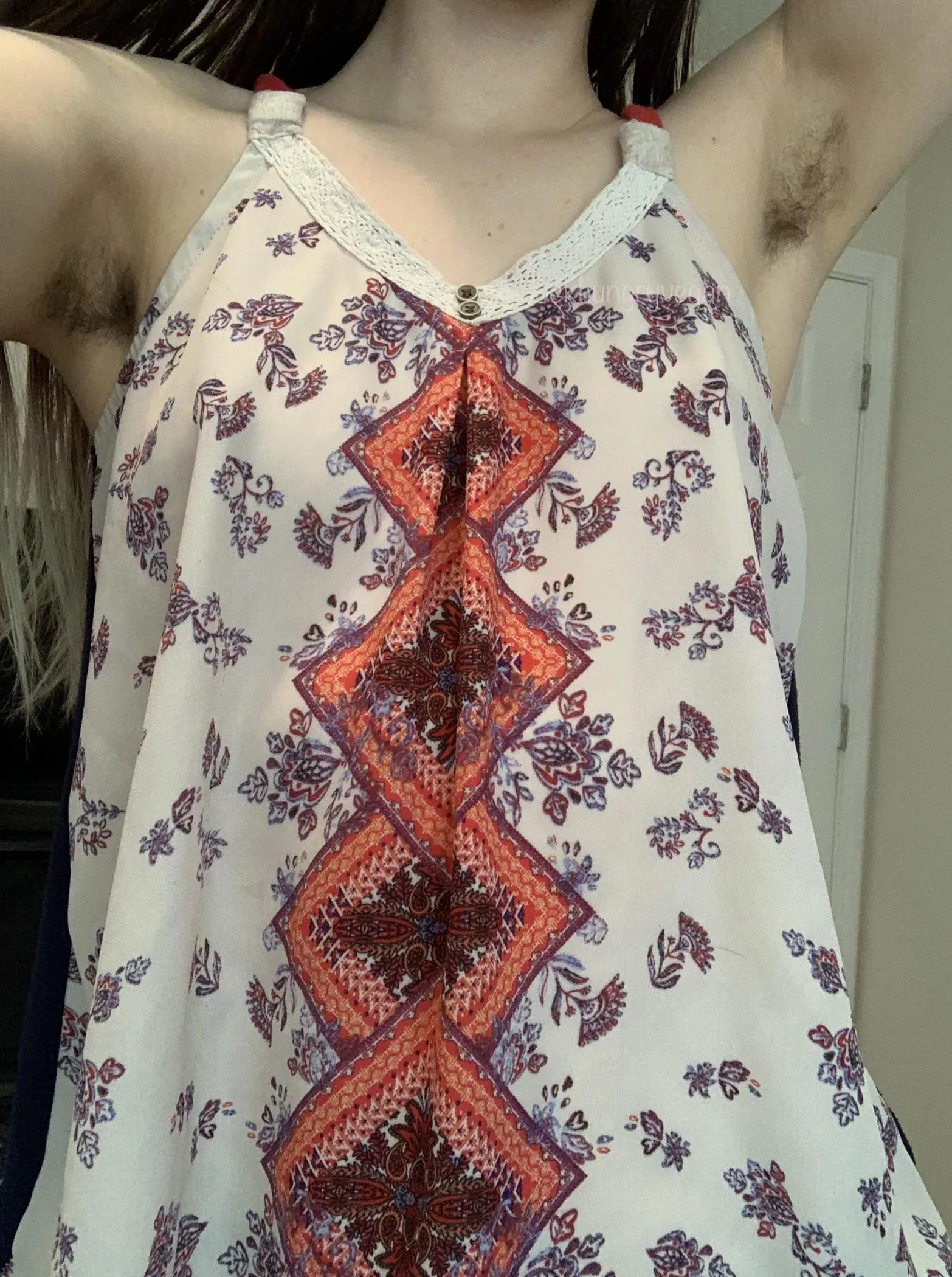 Hairy pits are the perfect complement to this cute little outfit ☺️