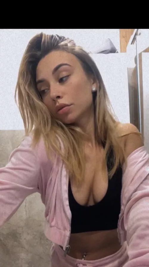 I am gonna be late at work. Look at them quickly 👅