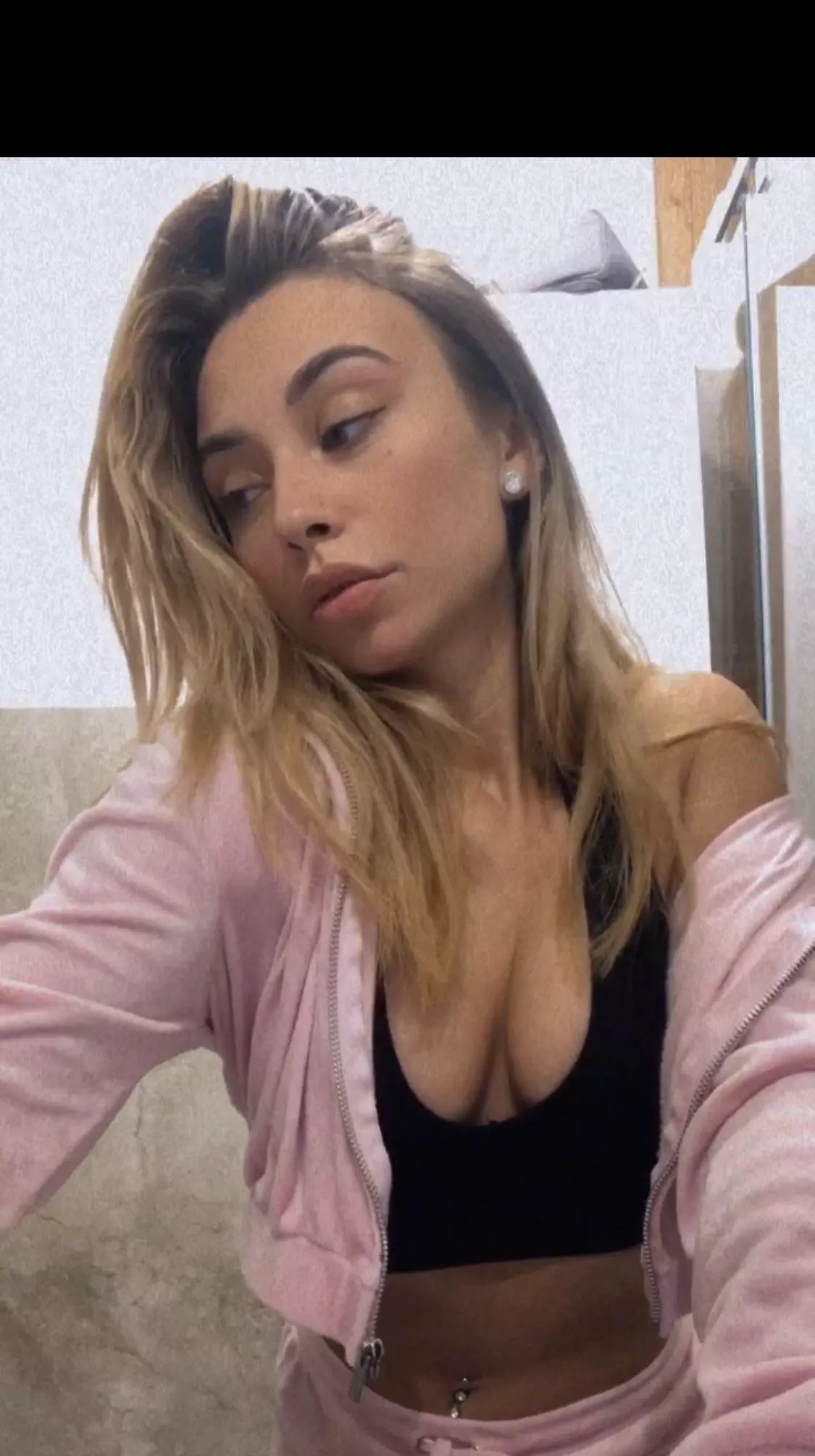 I am gonna be late at work. Look at them quickly 👅