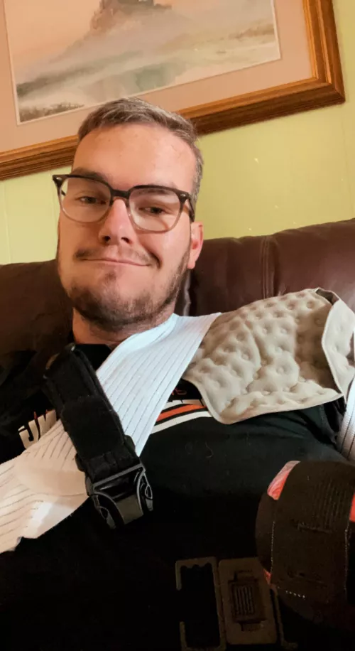 I just had shoulder surgery today, anyone wanna chat and keep me company? I’d really appreciate it 😃