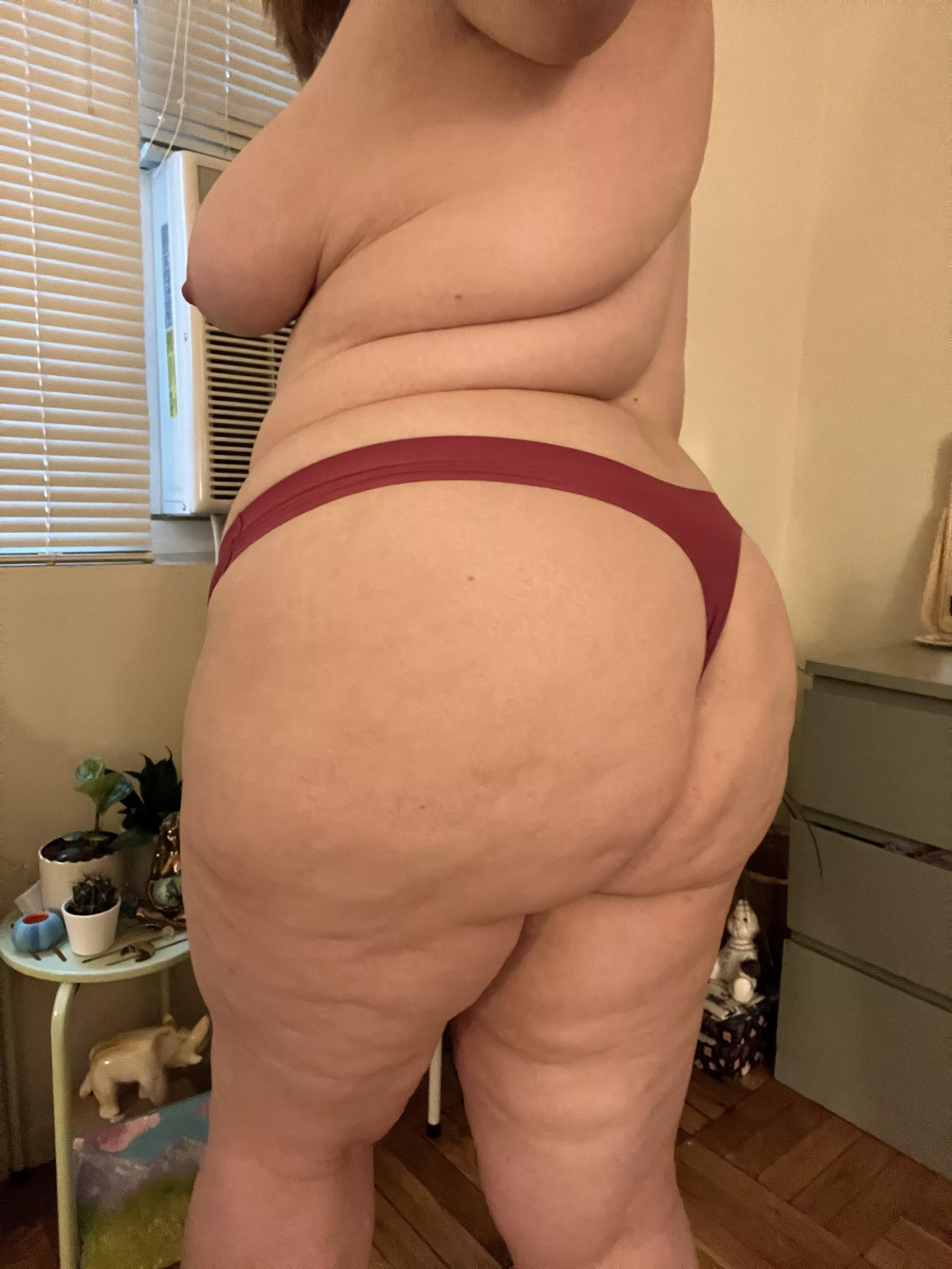 Let me sit on your face 😝😈