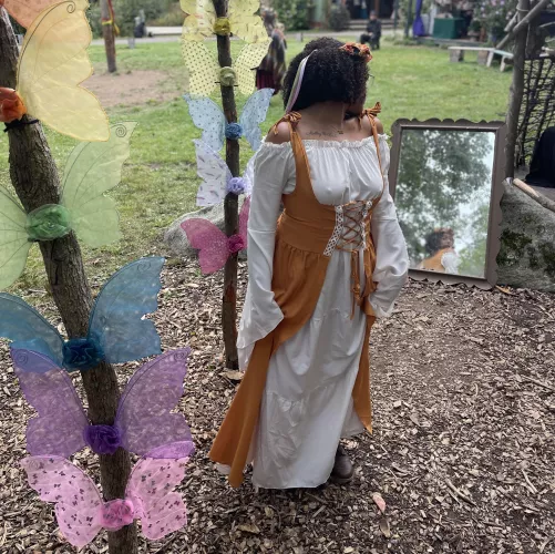 no bra at the ren faire, it was cold so my nipples were hard majority of the time 😌