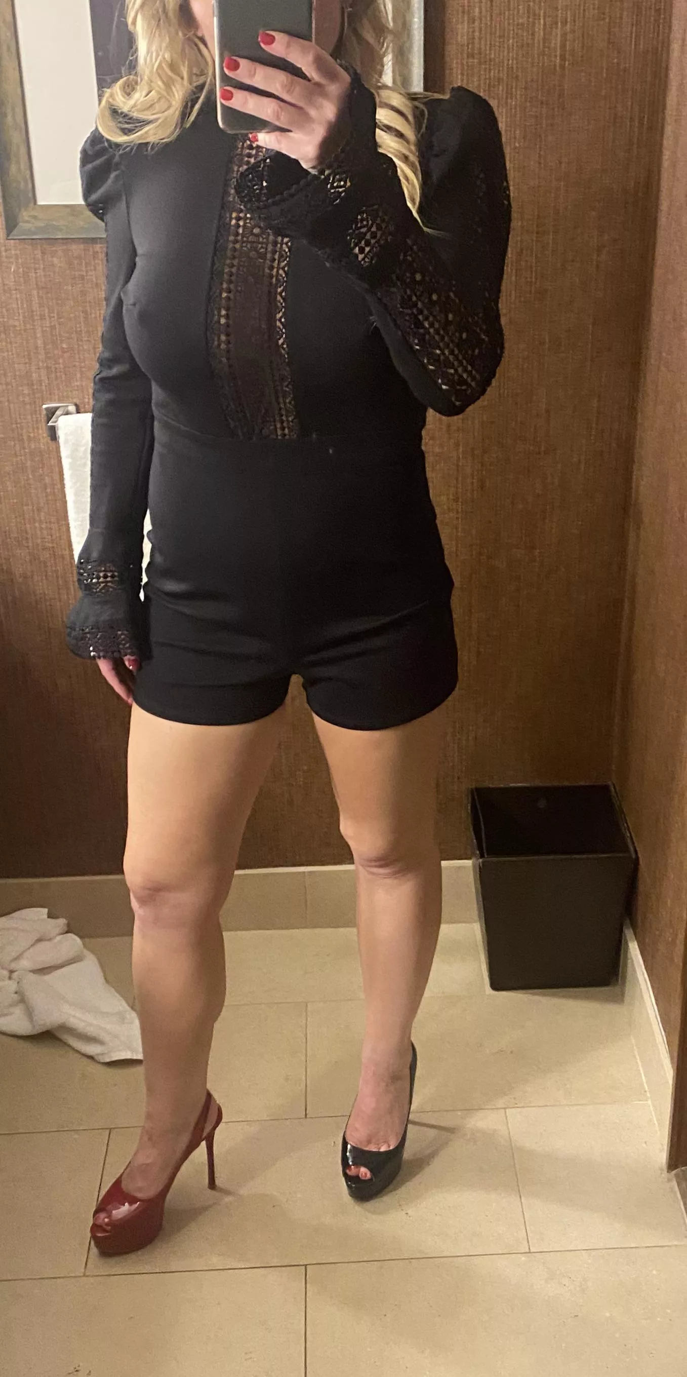 Red or black heels 👠?