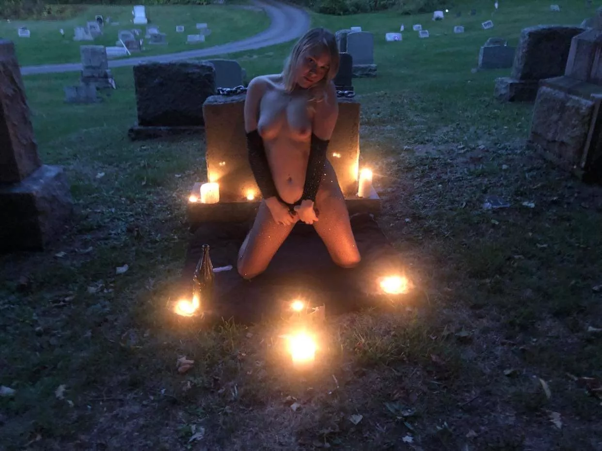 sex in the cemetery 🪦20+ photos and 3+ minutes of video