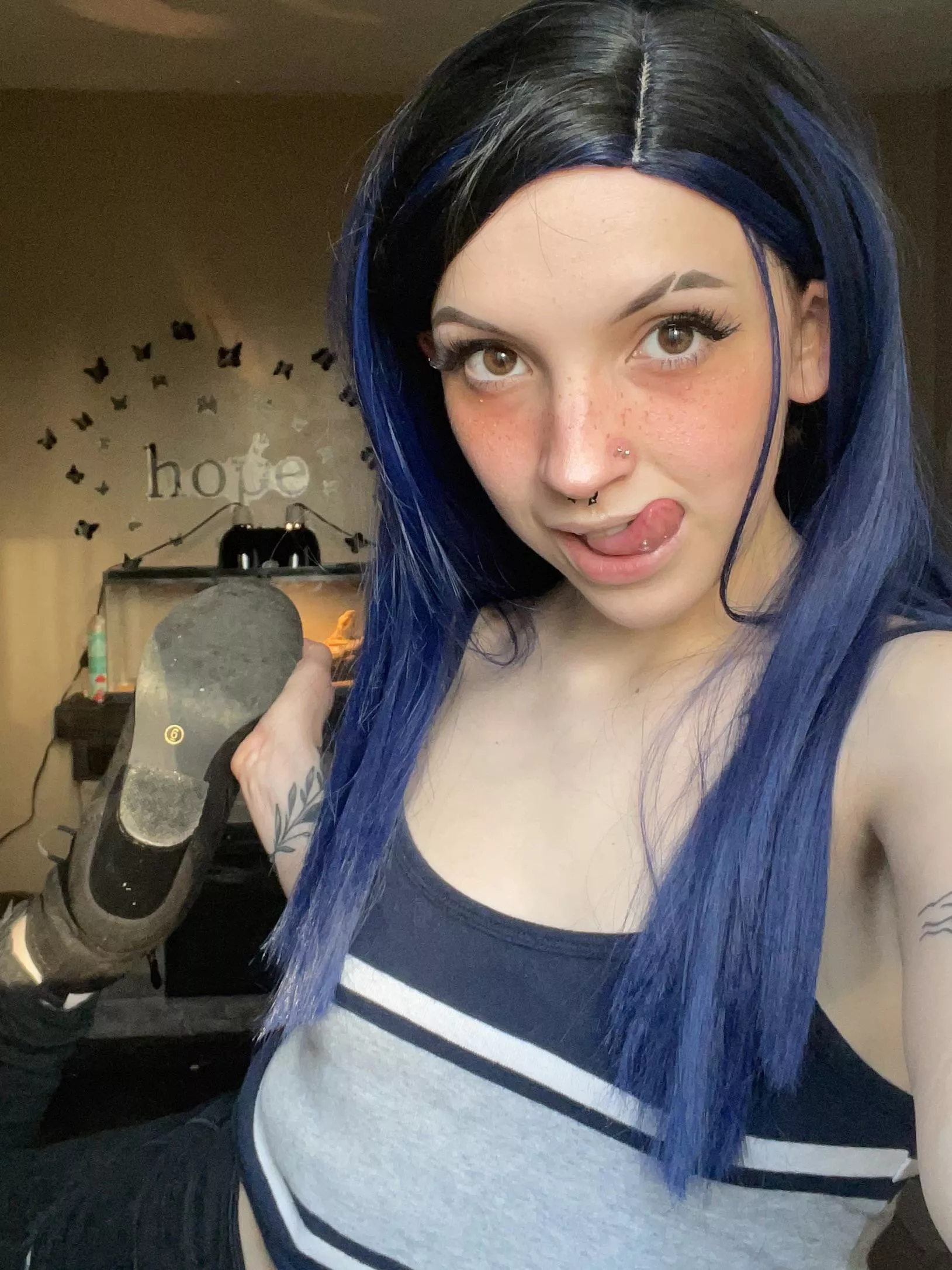 Somebody jus needs to fuck the freckles off me already