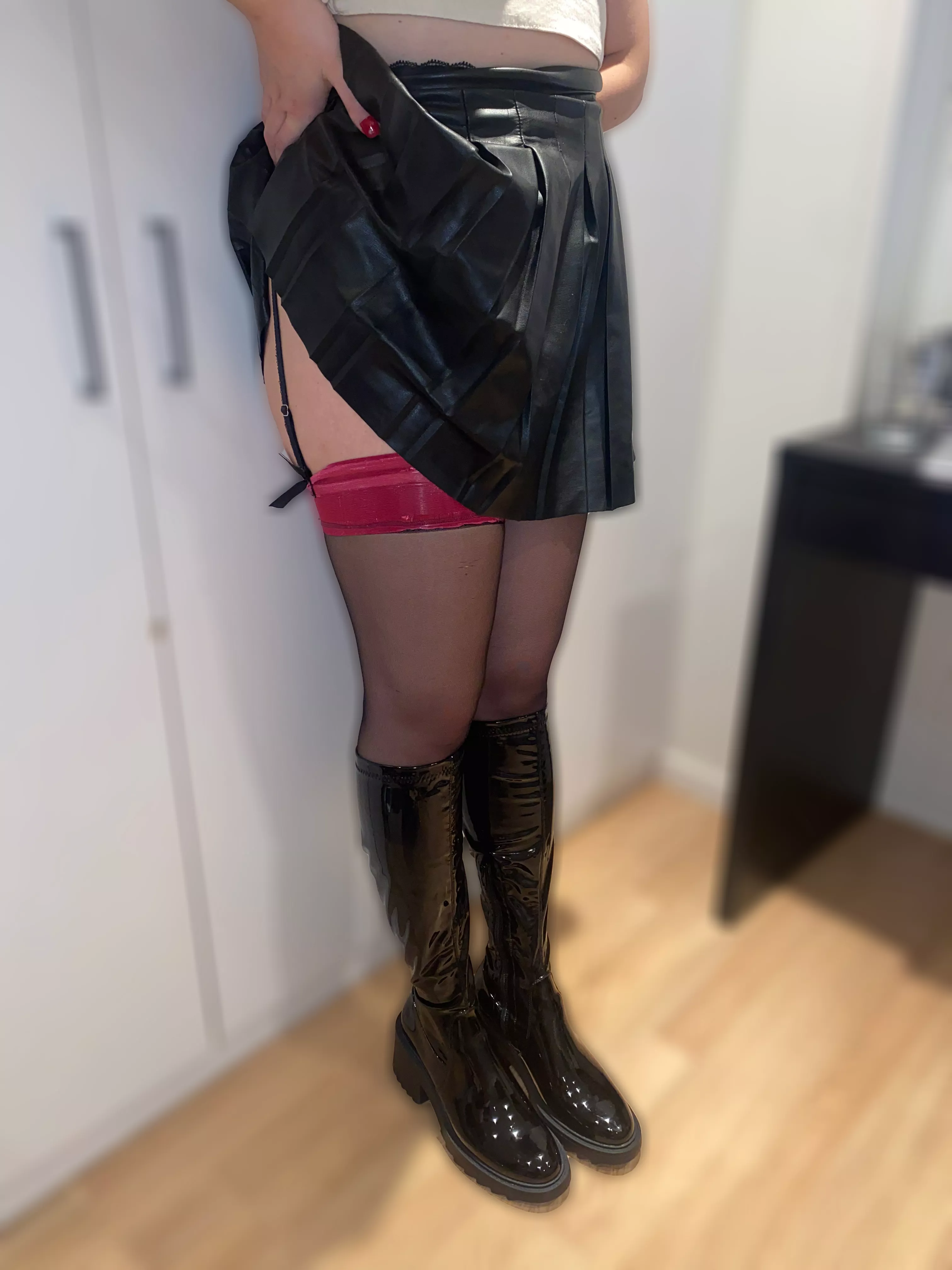 The red on my stockings matches my nails! ❤️