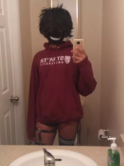 why does the hoodie work so well with the outfit :0