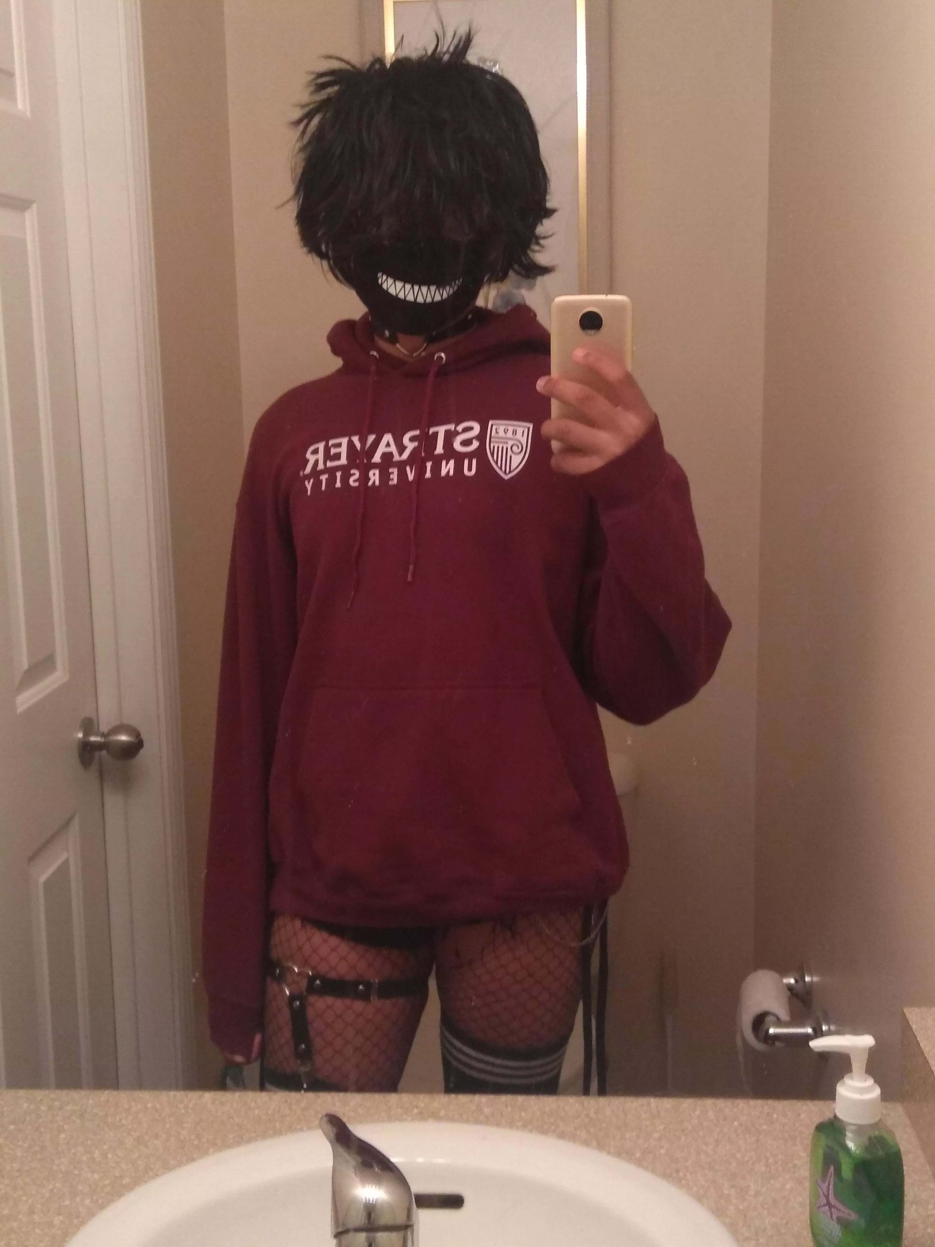 why does the hoodie work so well with the outfit :0