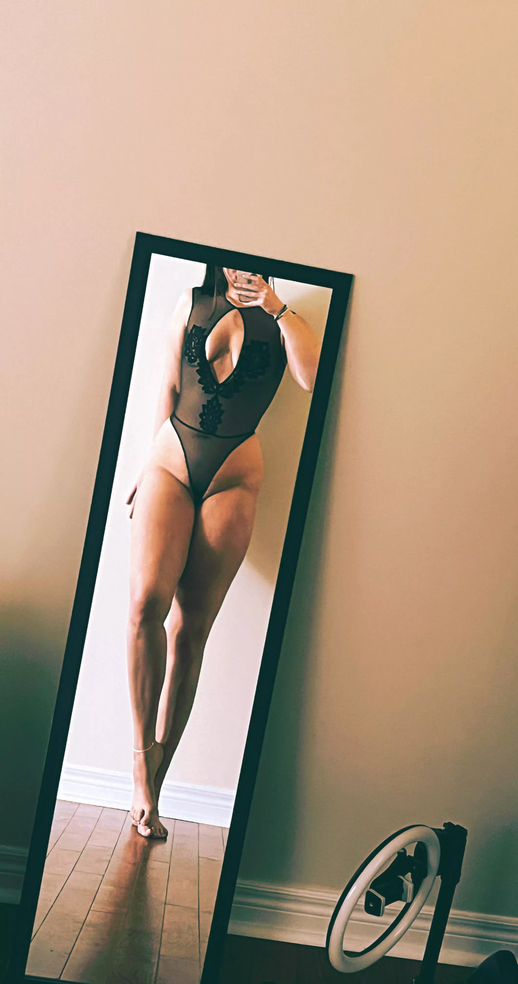 6’2 [f] I need a slave to worship me this weekend 🖤