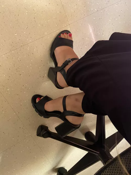 After a long day in the office I wish I was going home to someone to treat and pamper my feet 🦶