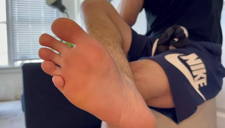 Hey bro I caught you looking at my feet. Want a better look? A sniff? A taste? Go ahead, I’ll let you. 😏🤐