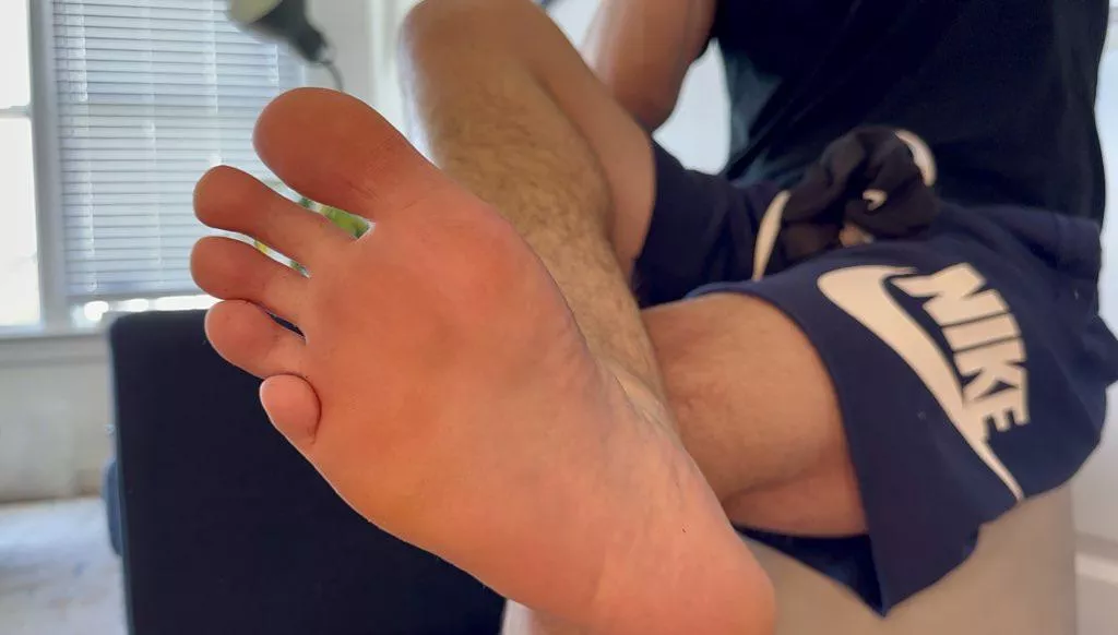 Hey bro I caught you looking at my feet. Want a better look? A sniff? A taste? Go ahead, I’ll let you. 😏🤐