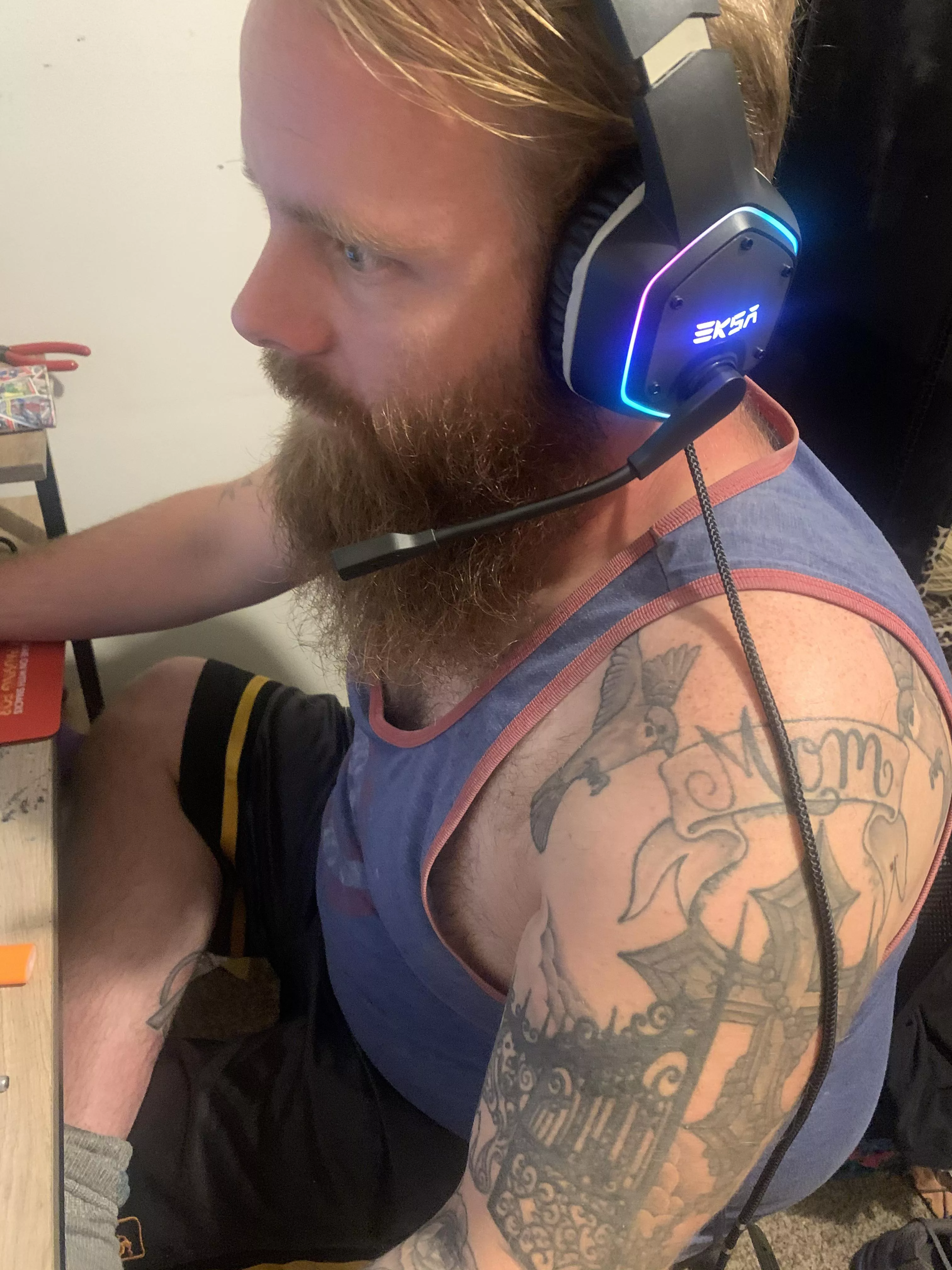 I can’t even distract him from this stupid game.... I bet you can 😏