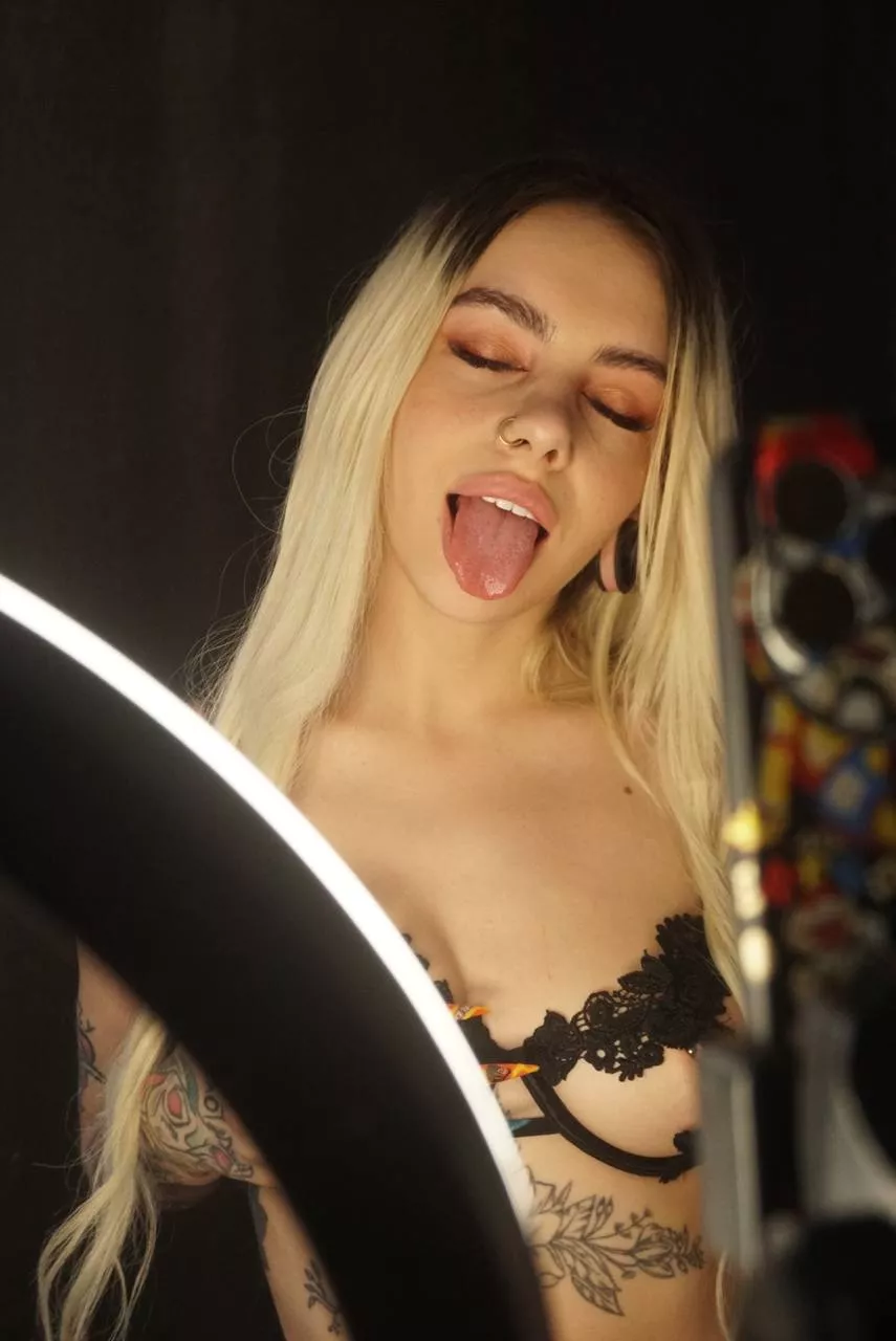 I wanna feel your hard tool deeply inside and don't pull out till morning..