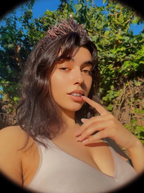 Italian Dad x Black/Hungarian mom 🦋 I love how the sun makes me glow (f20)
