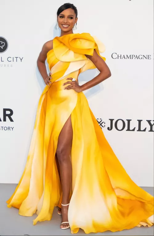 Jasmine Tookes in amazing Georges Chakra dress on amfAR-2019 💛