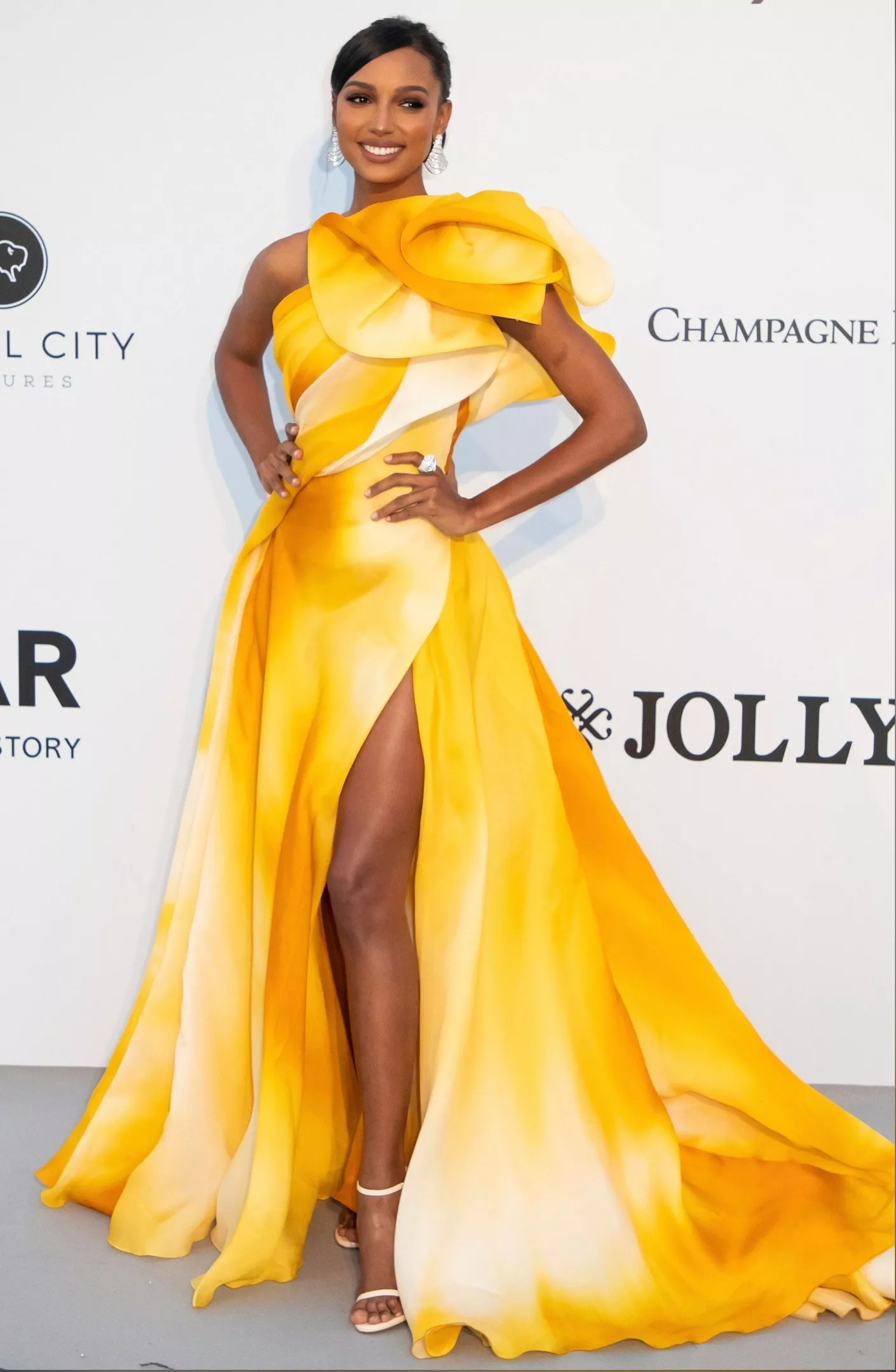 Jasmine Tookes in amazing Georges Chakra dress on amfAR-2019 💛