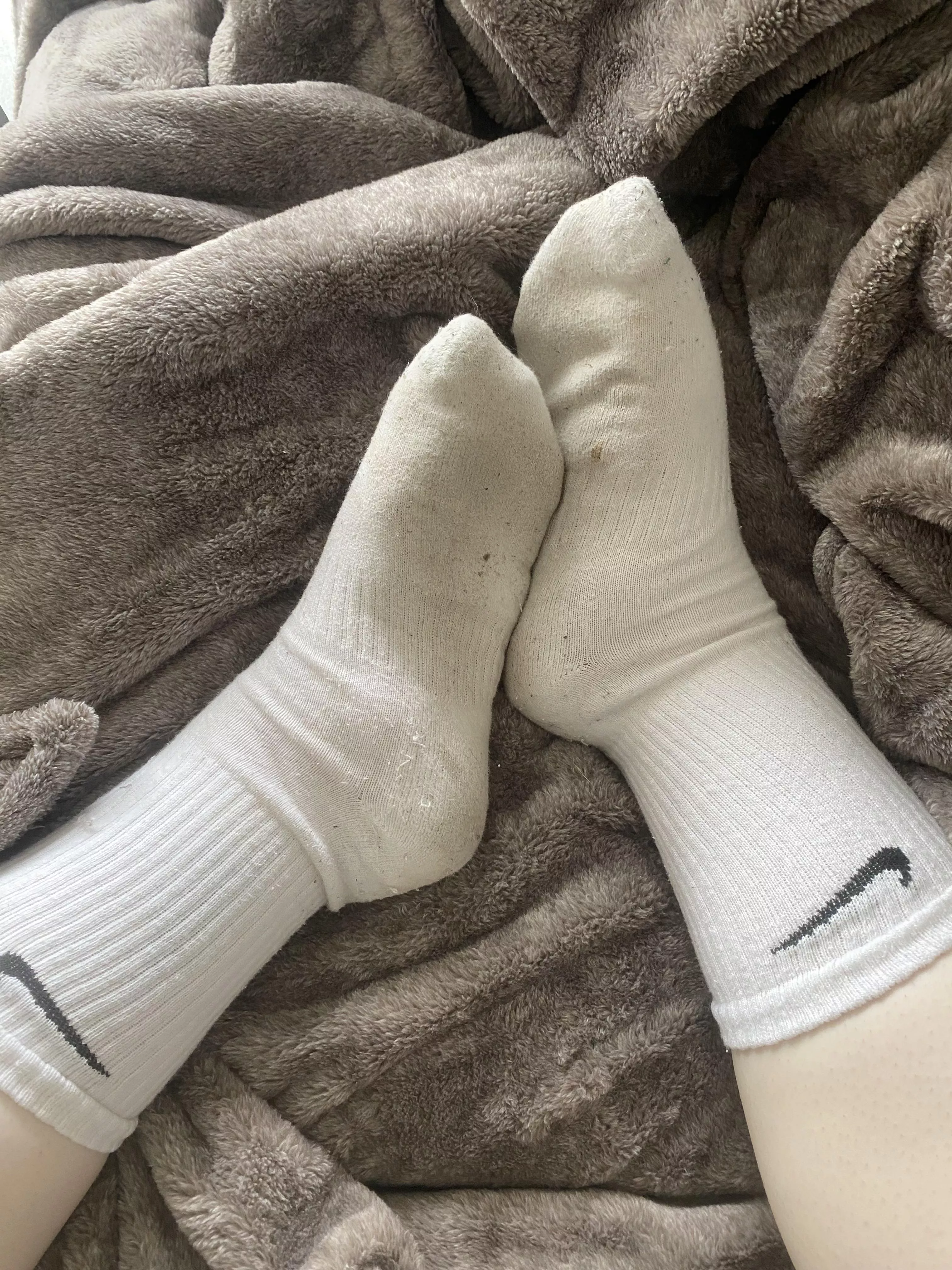 [selling] (day 6) someone buy these so i don't have to smell them anymore 🤮