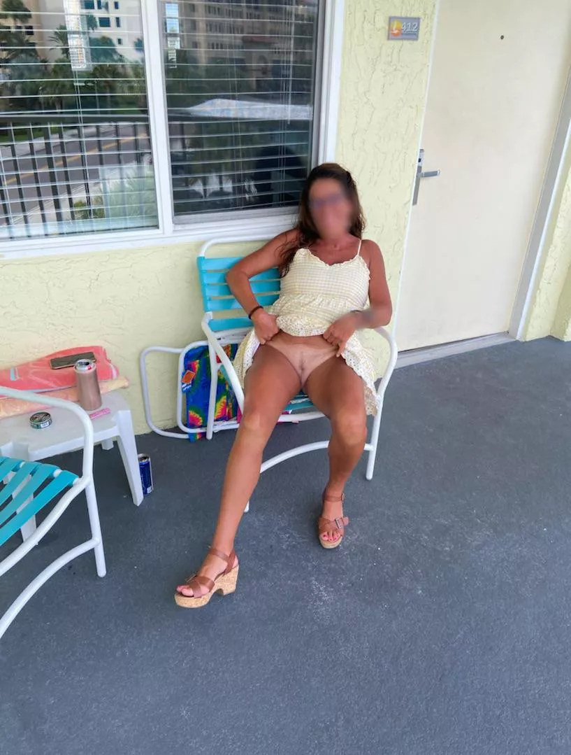 She loves flashing in public(f)