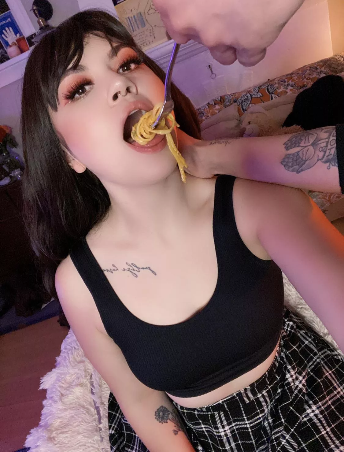 Throwback to my one and only secret stuffing session…should I tell the guy I’m seeing that I want him to stuff me on video soon? 🐷🥵