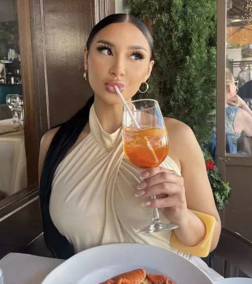 Trophy wife at brunch