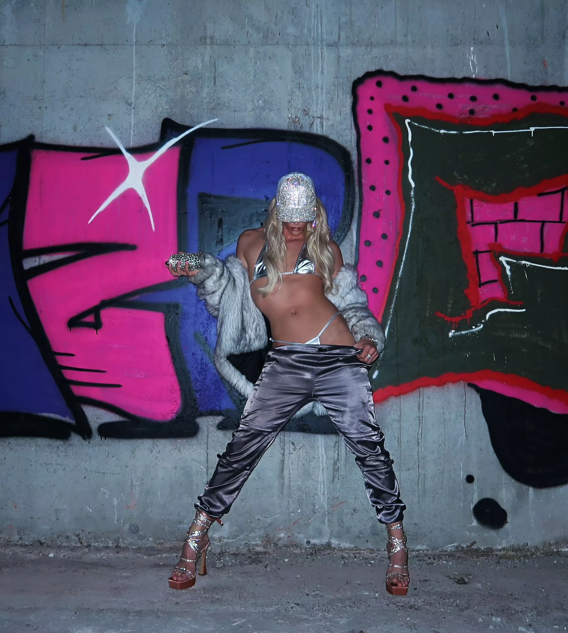 you never met a girl so fine like this, with a waist to whine like this💎