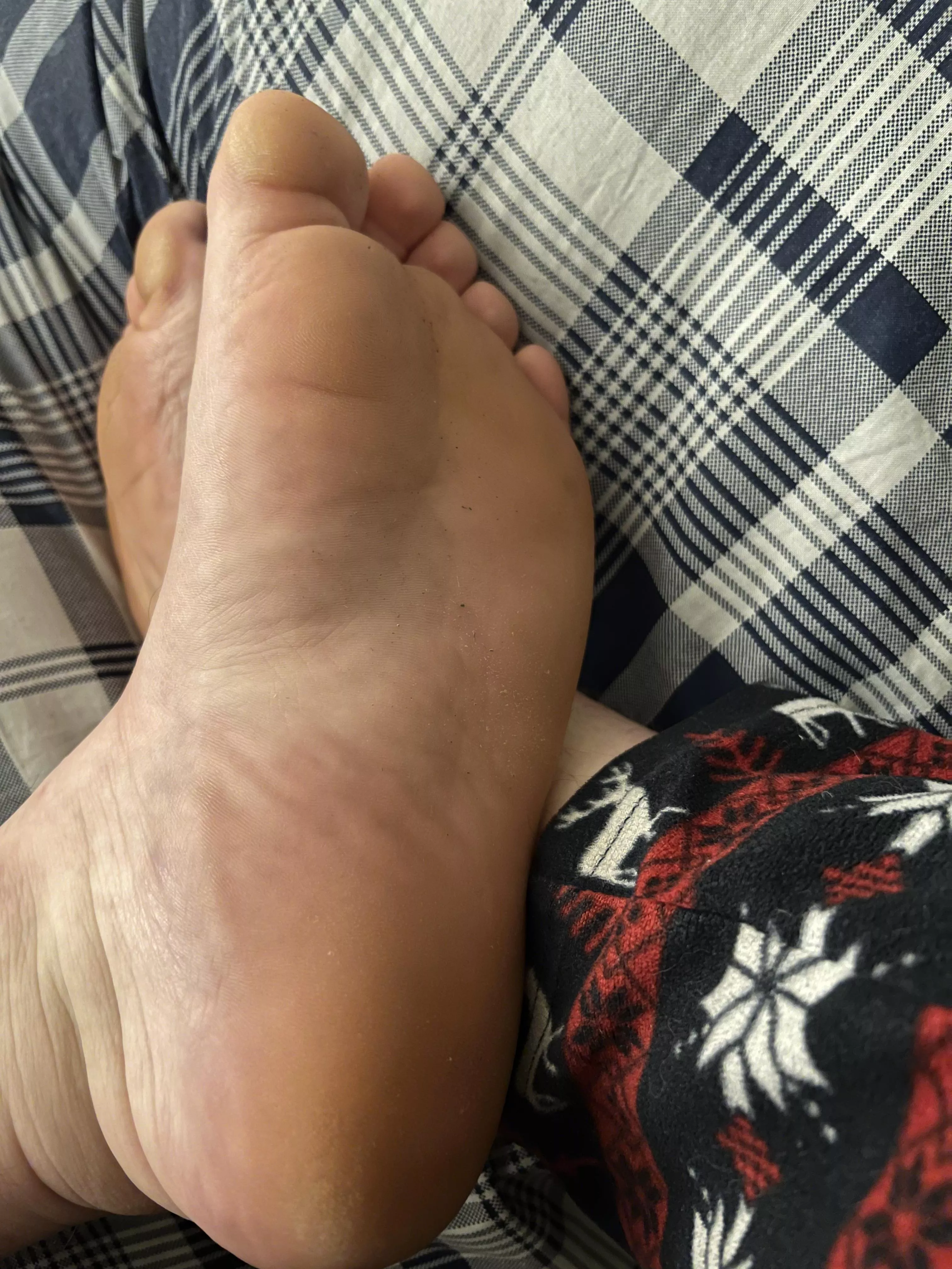 24 M Bi here. Showin’ off the soles for all you handsome hunks to enjoy 😜