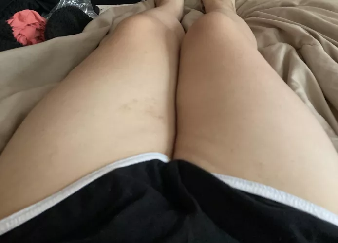 Come rest your head on my thighs and let me play with your hair plz 🥺