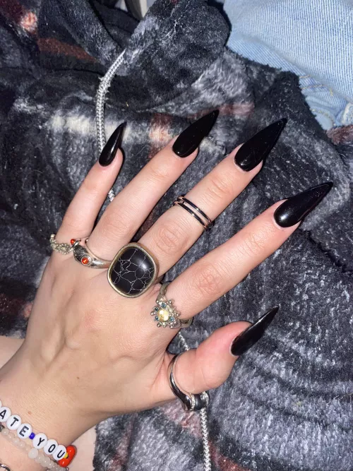 Friend online got the perfect set 😍💅🖤🥵