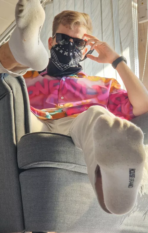 Get used to the view from under my feet 😌