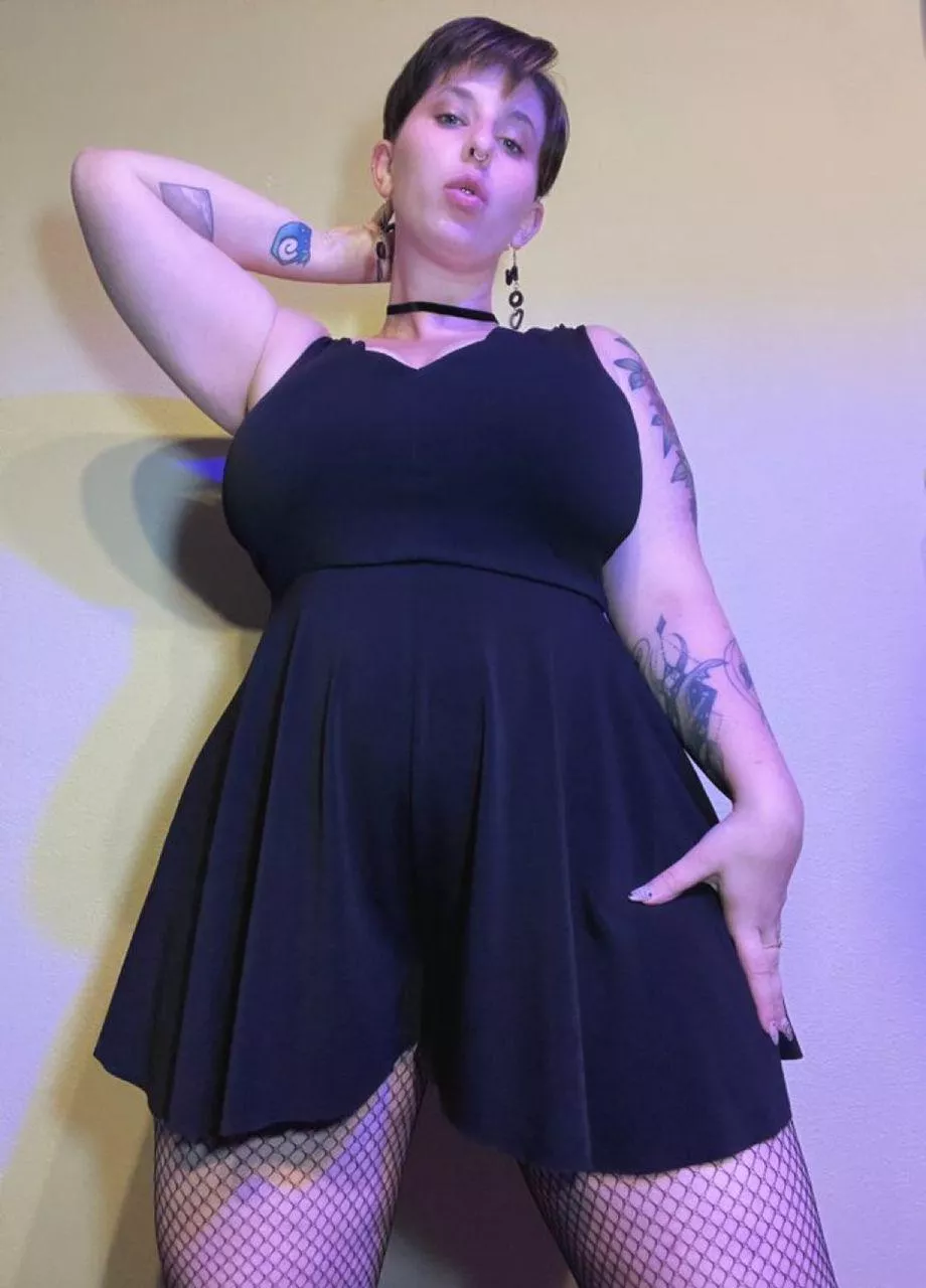 Hit the arrow , I might surprise you with a task to be humiliated😈🥵