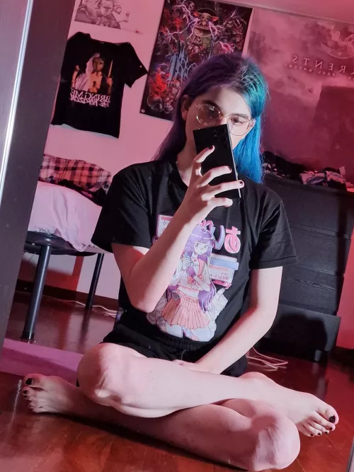 i need someone to cuddle with🖤