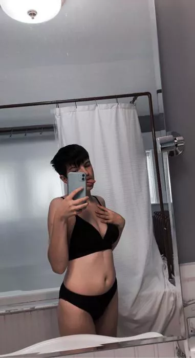 I’m a horny teen, ready to sext dm me to have some fun 😘