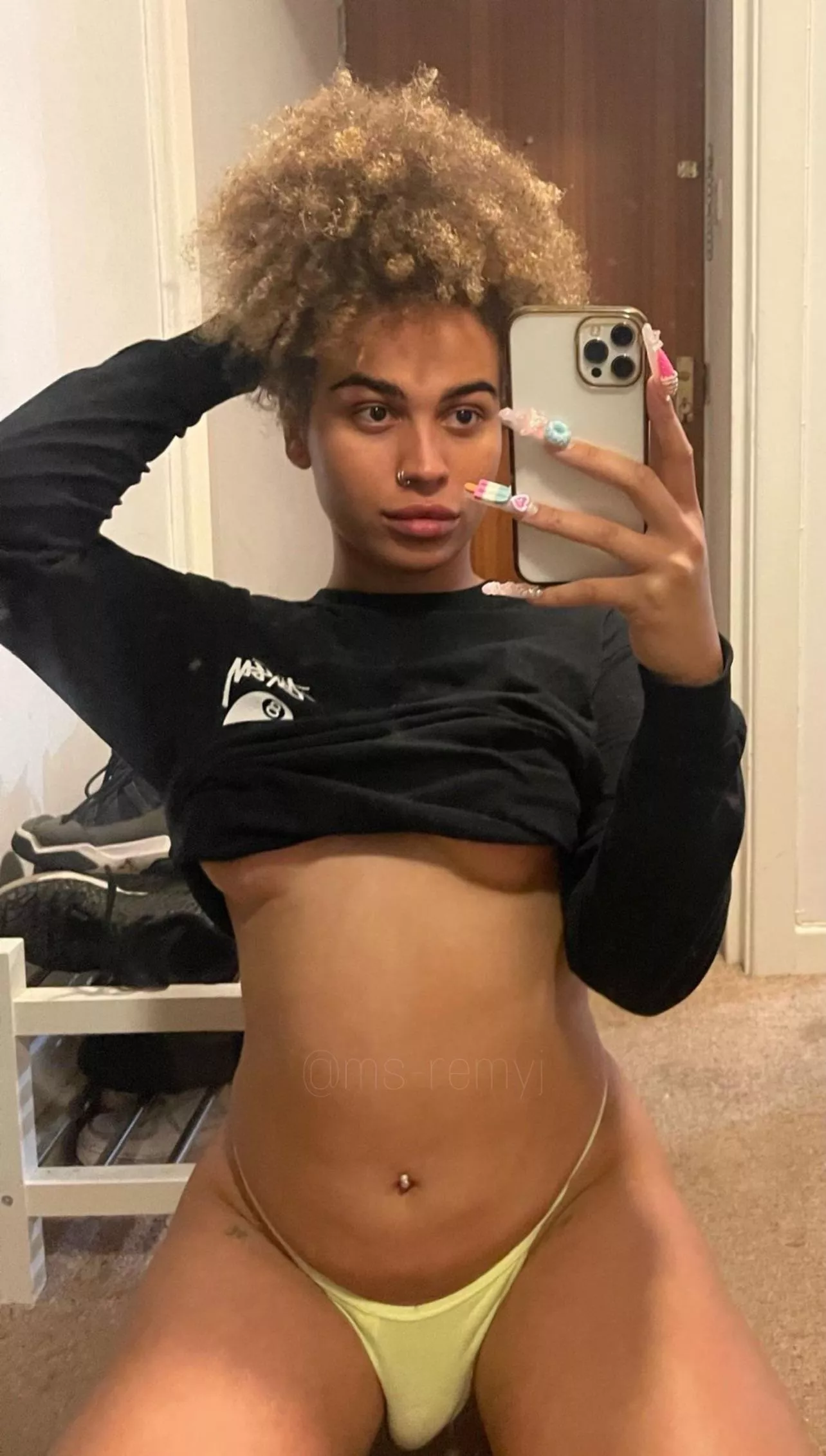 Look at my girl bulge😈