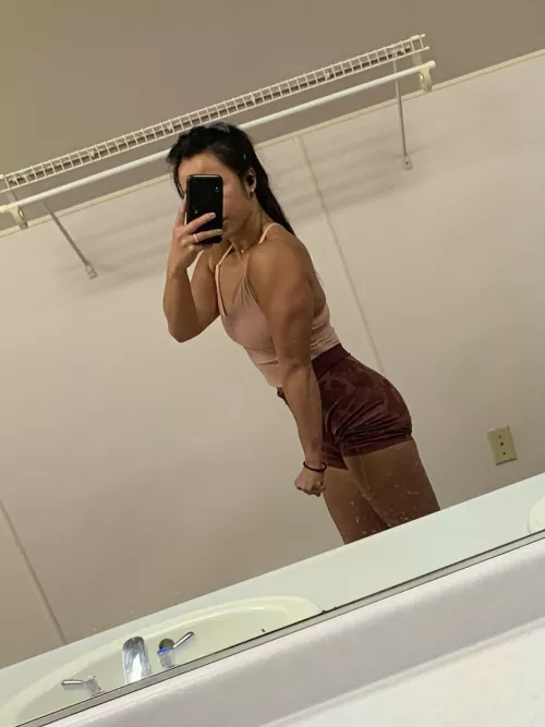 My good side 🖤 how’s my muscle development look?