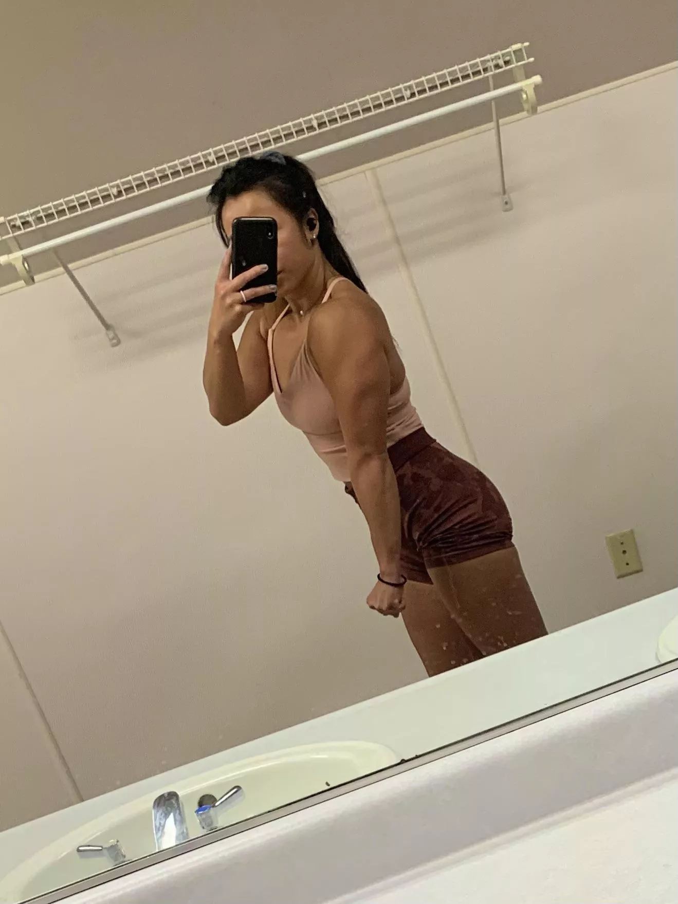 My good side 🖤 how’s my muscle development look?