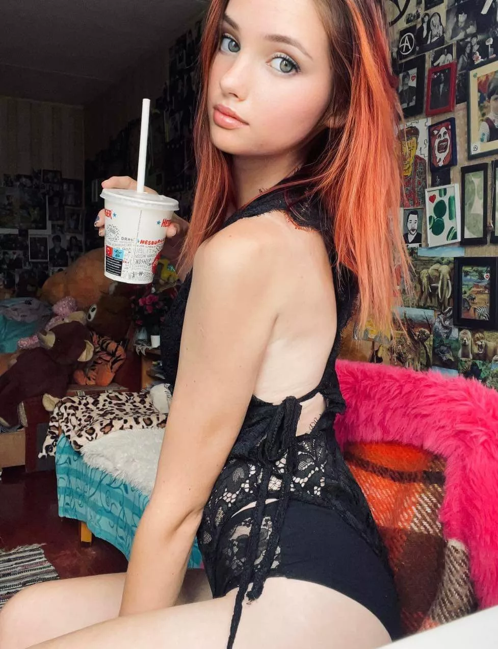 sexy pettite girl want some fans 😌