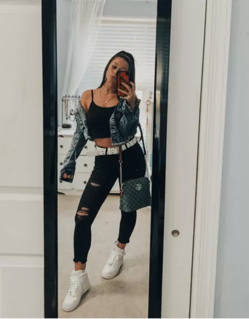 Shayna loves a mirror selfie