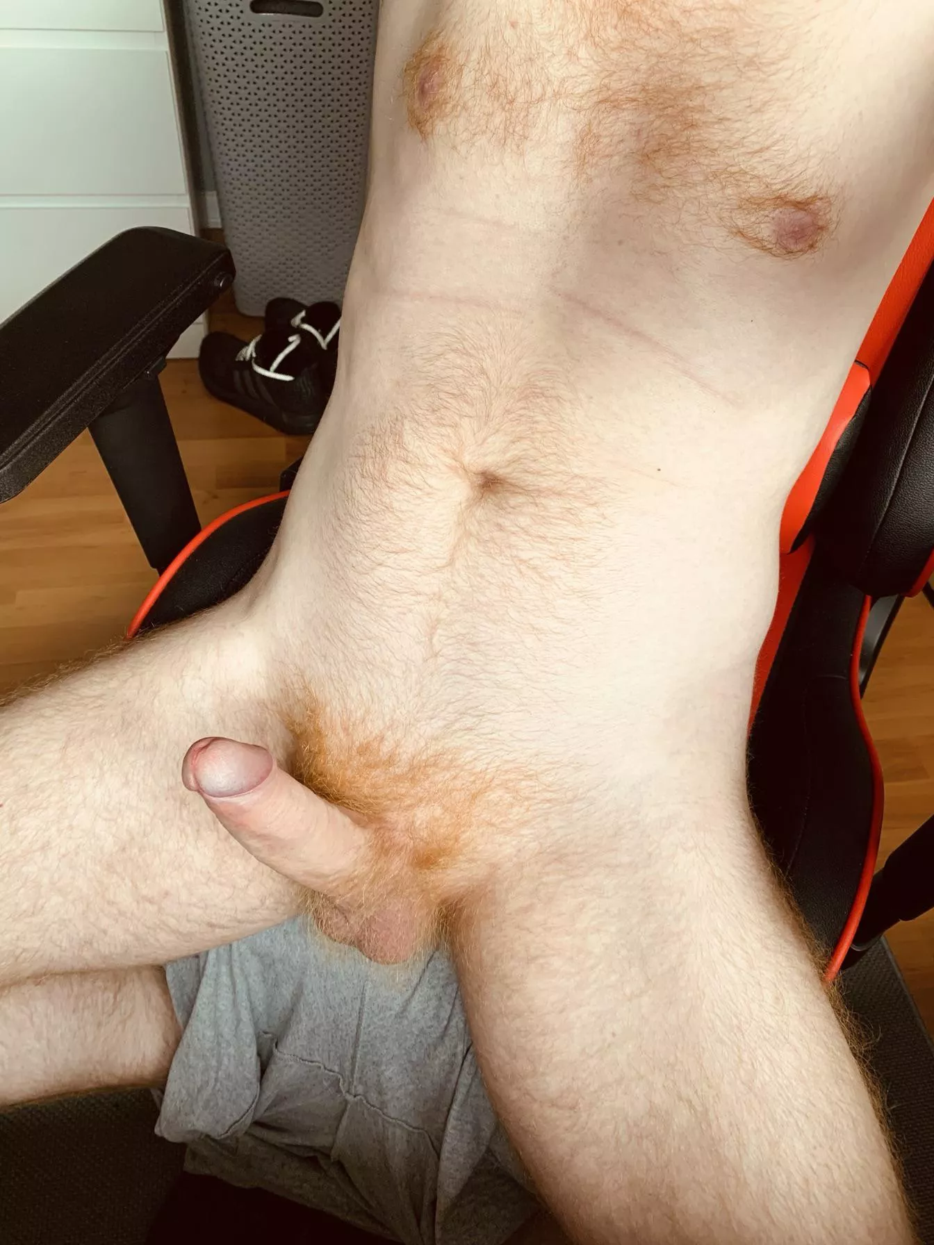 Would you prefer me with ripped abs or just the way I am? 👨🏻‍🦰