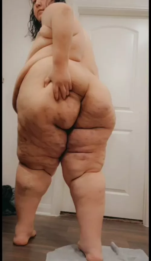 are there any fat men here if so add my kik sillyfatchick9