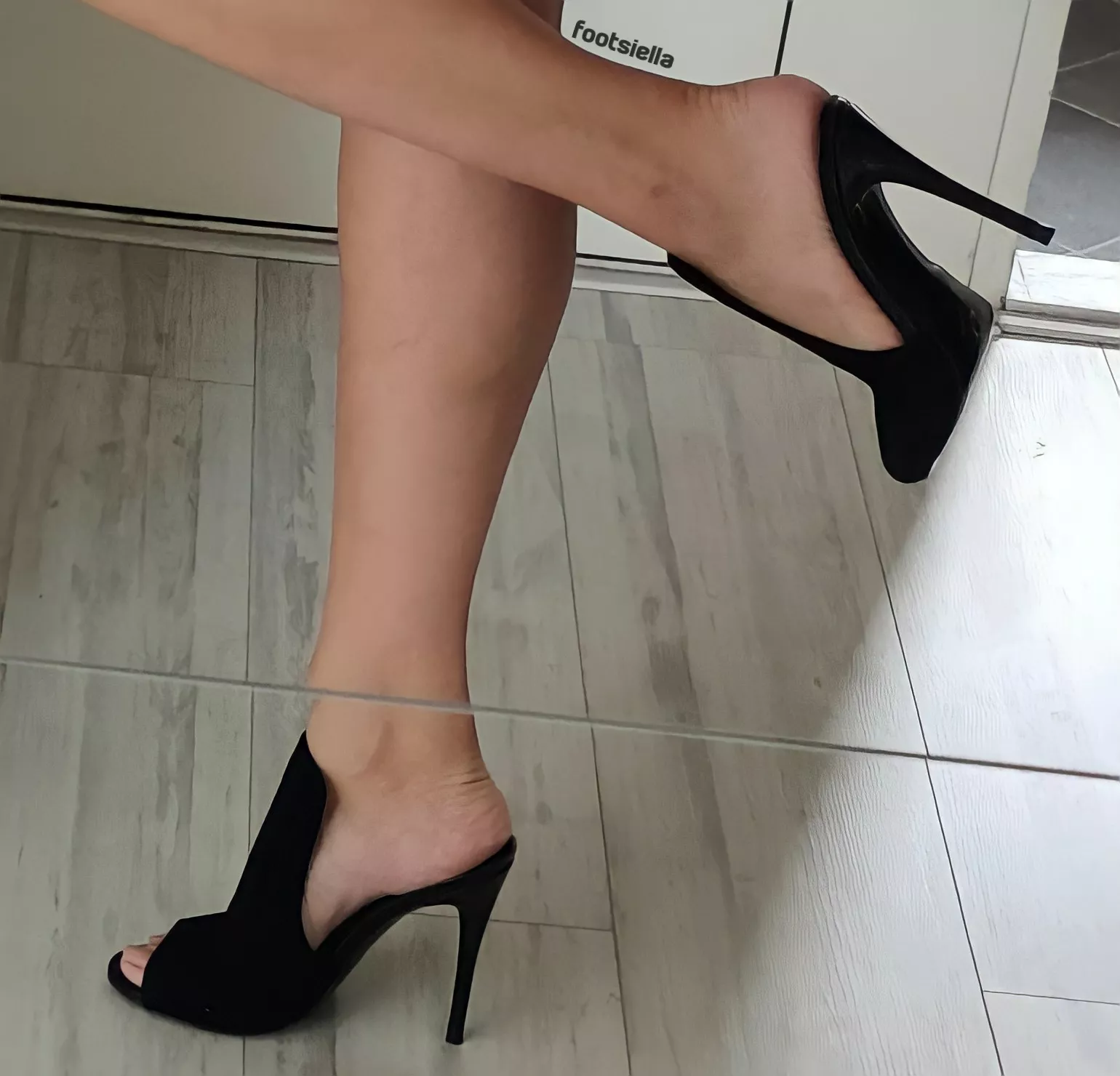 black stiletto mules 😍