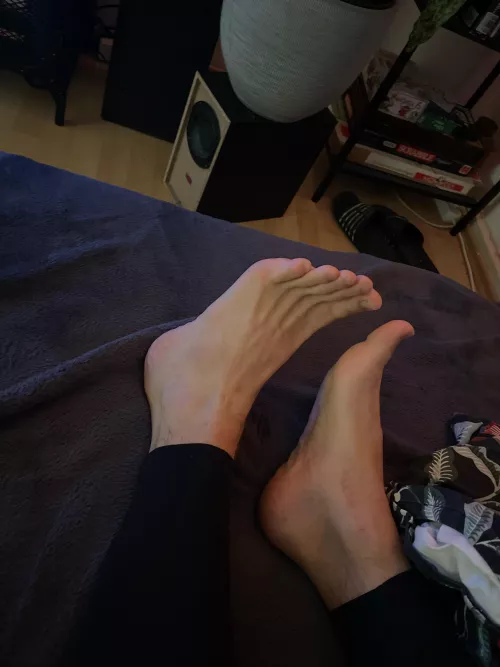Can i Make you cum on cam with my Little footsies? ;) dm me :)