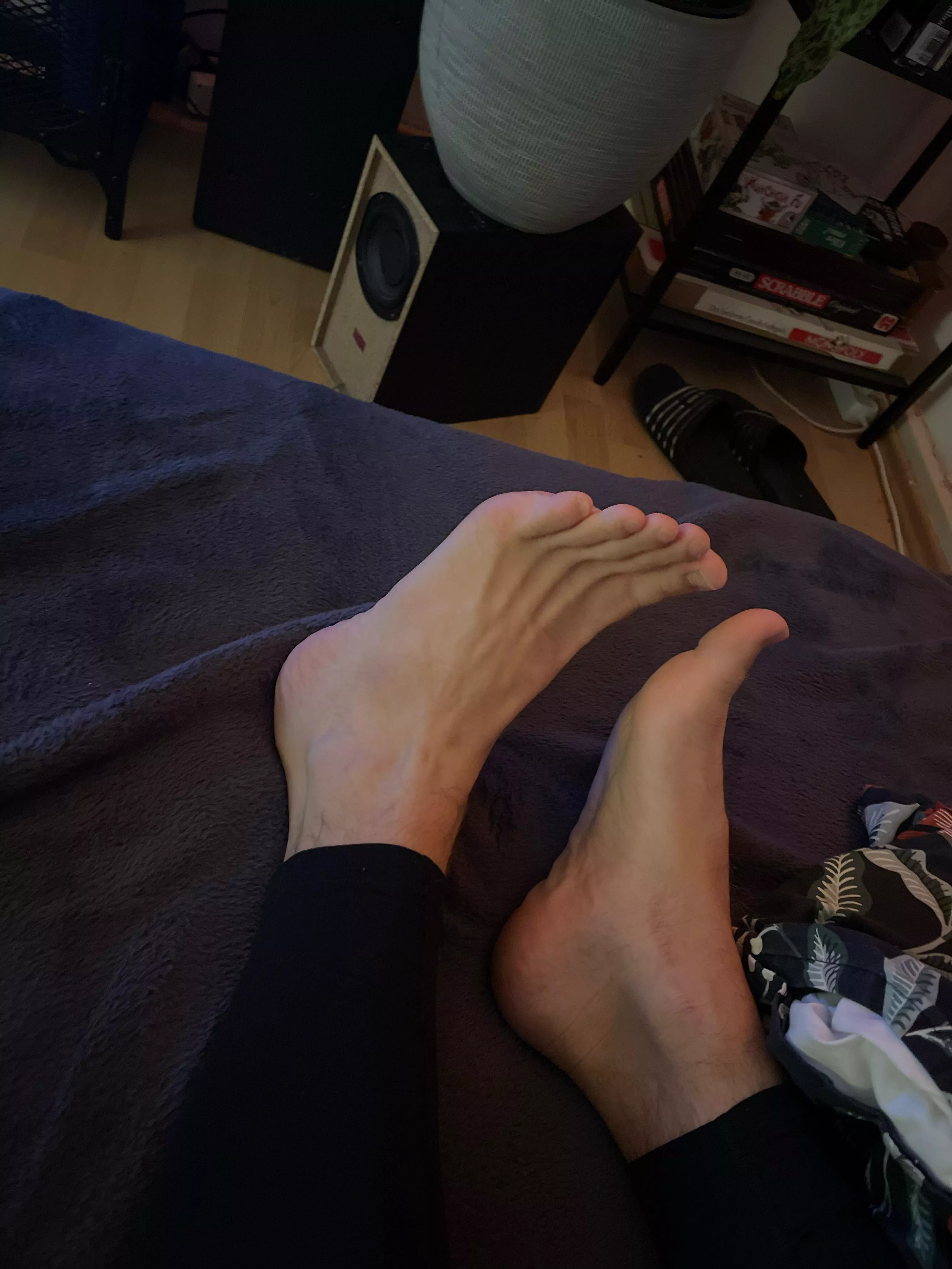 Can i Make you cum on cam with my Little footsies? ;) dm me :)