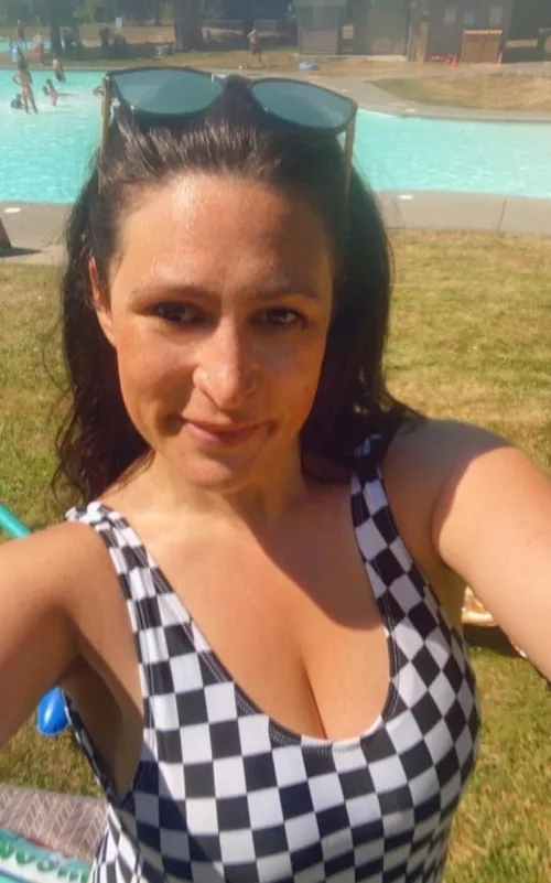 Checkered 🩱 cleavage, one beautiful straight line