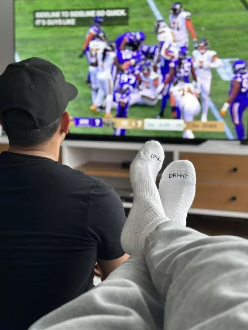 Football Sunday at my feet, anyone? 😏🏈🤙🏼